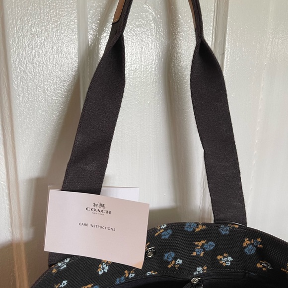 Beautiful Coach bag. this bag is on eBay for $139 I will match that price - Picture 10 of 16